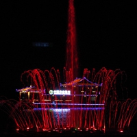 音乐喷泉头像 夜色下绚丽的五彩音乐喷泉