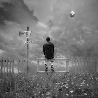 黑白之间透露伤感的男生