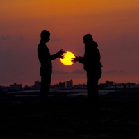 手捧着太阳照片和手捧落日日出头像图片