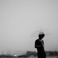 黑白之间透露伤感的男生