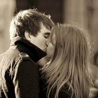 两个人接吻的情侣头像