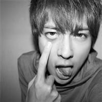 微信头像男生竖中指_帅气男生竖中指头像图片