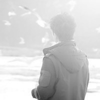 黑白之间透露伤感的男生