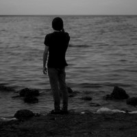 黑白之间透露伤感的男生