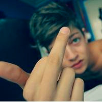 微信头像男生竖中指_帅气男生竖中指头像图片