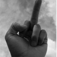 微信头像男生竖中指_帅气男生竖中指头像图片