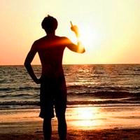 微信头像男生竖中指_帅气男生竖中指头像图片