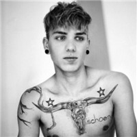 胸前有纹身的帅气男生头像