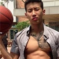 胸前有纹身的帅气男生头像