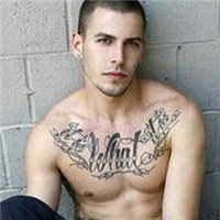 胸前有纹身的帅气男生头像