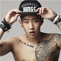 胸前有纹身的帅气男生头像