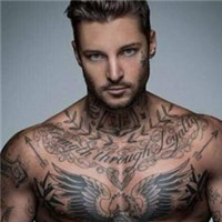 胸前有纹身的帅气男生头像