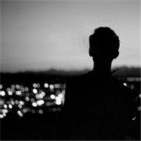 黑白之间透露伤感的男生