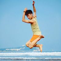 好看的在海边看海的男生微信头像图片