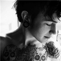 胸前有纹身的帅气男生头像