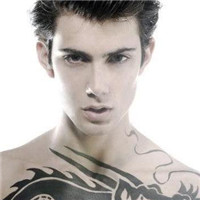 胸前有纹身的帅气男生头像