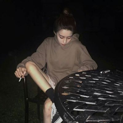 头像悲伤孤独的女生