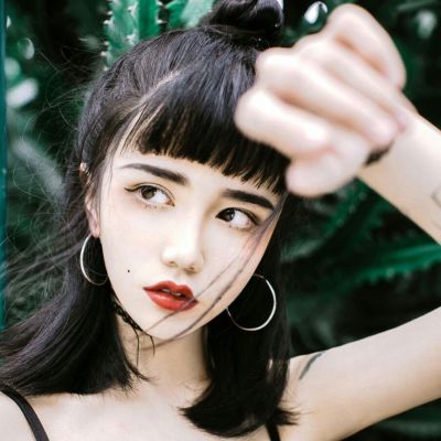 头像悲伤孤独的女生