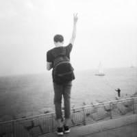 男生背对剪刀手头像