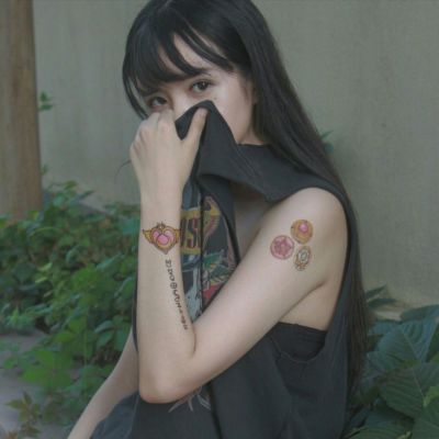 头像悲伤孤独的女生