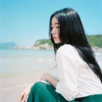 唯美侧脸海边女生头像,海风轻轻的拂过她的发丝