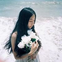 唯美侧脸海边女生头像,海风轻轻的拂过她的发丝