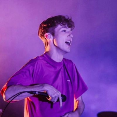 简约时尚的外国图片头像男生