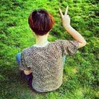 男生背对剪刀手头像