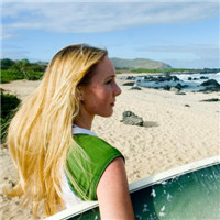 唯美侧脸海边女生头像,海风轻轻的拂过她的发丝