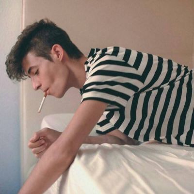 简约时尚的外国图片头像男生