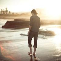 好看的在海边看海的男生微信头像图片