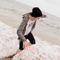 好看的在海边看海的男生微信头像图片