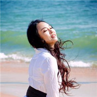 唯美侧脸海边女生头像,海风轻轻的拂过她的发丝