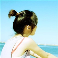 唯美侧脸海边女生头像,海风轻轻的拂过她的发丝