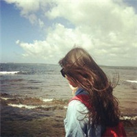 唯美侧脸海边女生头像,海风轻轻的拂过她的发丝