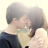 两个人接吻的情侣头像