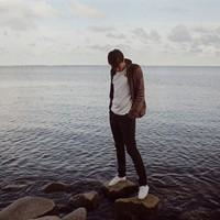 好看的在海边看海的男生微信头像图片