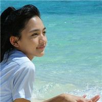 唯美侧脸海边女生头像,海风轻轻的拂过她的发丝