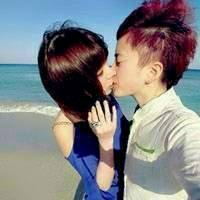 两个人接吻的情侣头像