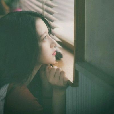 微信头像女生回忆 生命里的意义就是不停回忆你