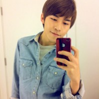 好看的帅气男生头像拿手机像