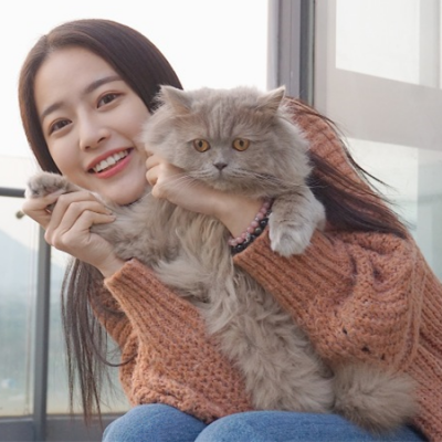 美女抱猫头像 抱猫少女