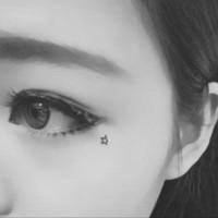 有纹身的头像黑白女生 局部纹身社会女