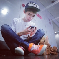 好看的帅气男生头像拿手机像