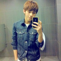 好看的帅气男生头像拿手机像