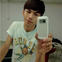 好看的帅气男生头像拿手机像