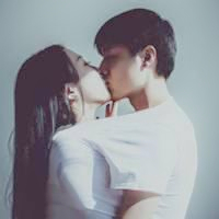 两个人接吻的情侣头像