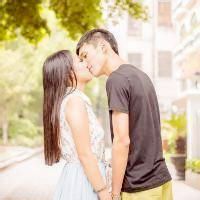 两个人接吻的情侣头像