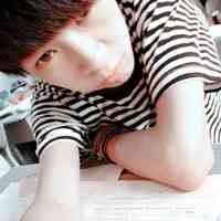 穿黑白条纹衣服的男生头像