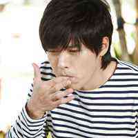 穿黑白条纹衣服的男生头像